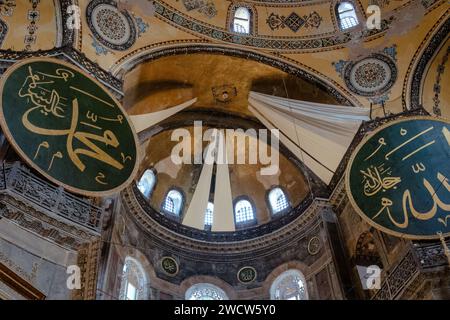 Cottes calligraphiques et dôme dans la mosquée Sainte-Sophie, ancienne cathédrale byzantine et icône culturelle du monde orthodoxe oriental, Istanbul Turquie Banque D'Images