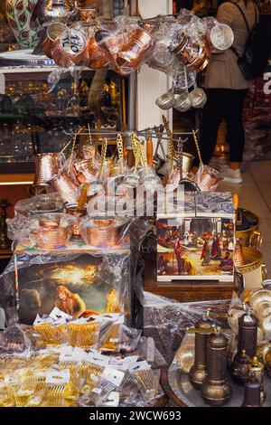 Des cafetières traditionnelles et des moulins à café turcs traditionnels sont exposés dans un bazar d'Istanbul Banque D'Images