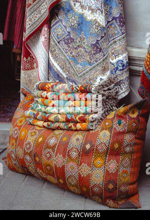 Un coussin turc surdimensionné vibrant orné de kilims turcs, avec des motifs orientaux captivants, exposé à la vente au Grand Bazar Banque D'Images