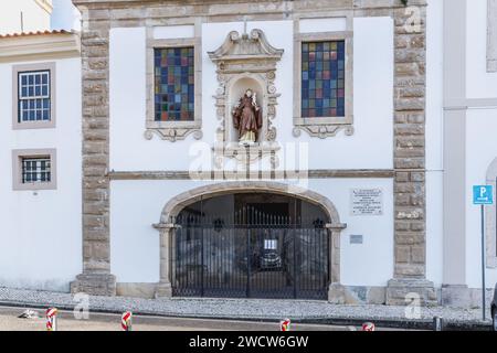 Figueira da Foz, Portugal - 26 octobre 2020 : détail de l'architecture de l'église de Saint Antoine (igreja de santo antonio) dans le centre-ville sur an au Banque D'Images