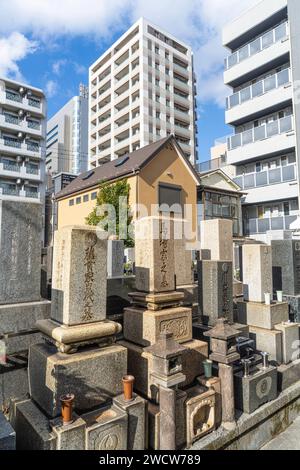 Tokyo, Japon. Janvier 2024. Vue intérieure de tombes dans un petit cimetière du centre-ville Banque D'Images