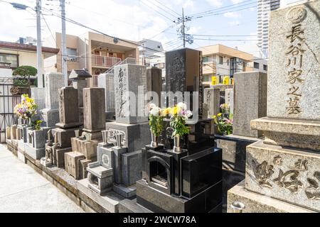 Tokyo, Japon. Janvier 2024. Vue intérieure de tombes dans un petit cimetière du centre-ville Banque D'Images