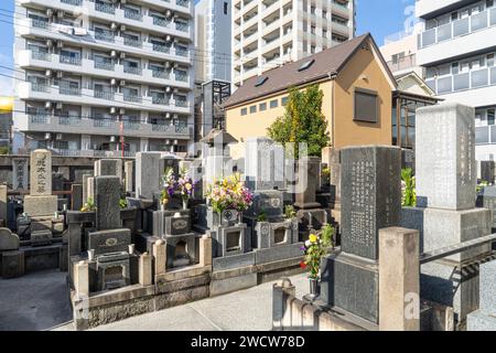 Tokyo, Japon. Janvier 2024. Vue intérieure de tombes dans un petit cimetière du centre-ville Banque D'Images