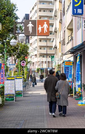 Tokyo, Japon. Janvier 2024. le panneau divisant le trottoir entre les vélos et les piétons dans le centre-ville Banque D'Images