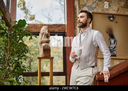 chef d'entreprise à la mode concentré avec barbe avec style dapper élégant boire son café Banque D'Images