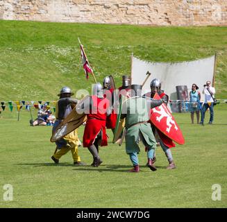 Lincoln, Lincolnshire, Angleterre. Guerriers costumés prenant part à une reconstitution de bataille médiévale sur les pelouses du château de Lincoln. Banque D'Images