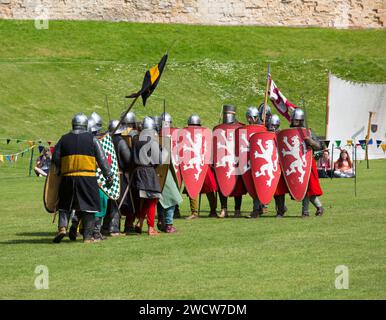 Lincoln, Lincolnshire, Angleterre. Guerriers costumés prenant part à une reconstitution de bataille médiévale sur les pelouses du château de Lincoln. Banque D'Images