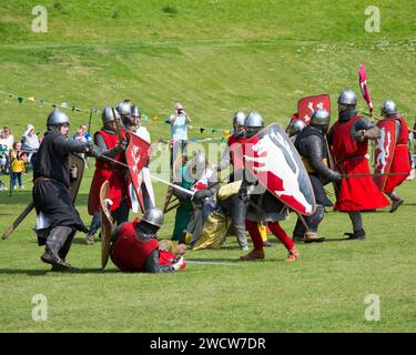 Lincoln, Lincolnshire, Angleterre. Guerriers costumés prenant part à une reconstitution de bataille médiévale sur les pelouses du château de Lincoln. Banque D'Images