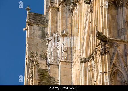 York, North Yorkshire, Angleterre. Statues et gargouilles accrocheuses ornant la façade ouest du XIVe siècle de York Minster. Banque D'Images