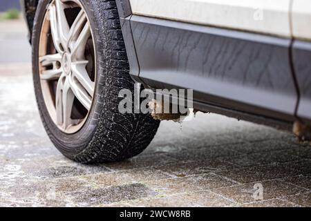 Résidus de neige et glaçons sur la carrosserie d'une voiture après la neige, le grésil et la glace noire le 17 janvier 2024 à Riedtstadt, Hesse, Allemagne Banque D'Images