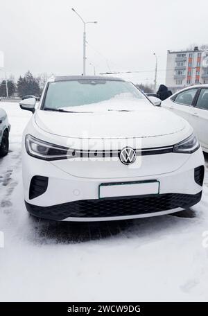 Minsk, Biélorussie, 17 janvier 2024 - blanc VOLKSWAGEN VW ID dans la ville de neige Banque D'Images