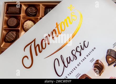 Londres. UK- 12.26.2023. Le contenu et la couverture d'une boîte de chocolats Thorntons Classic Banque D'Images