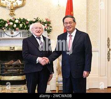 Dublin, Irlande. 17 janvier 2024. Le premier ministre chinois Li Qiang rencontre le président irlandais Michael D. Higgins à Aras an Uachtarain, la résidence officielle du président irlandais, à Dublin, Irlande, le 17 janvier 2024. Crédit : Rao Aimin/Xinhua/Alamy Live News Banque D'Images