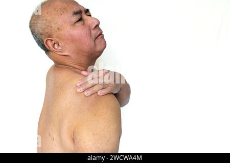 Un homme âgé souffrant de douleurs à l'épaule isolé dans un fond blanc Banque D'Images