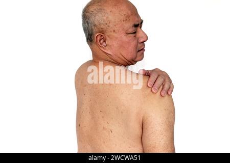 Un homme âgé avec une expression douloureuse souffrant de douleur dans l'épaule isolé dans un fond blanc Banque D'Images