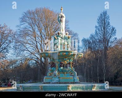 Princes Street Gardens West, Édimbourg, Écosse. 17 janvier 2024. Frozen Ross Fountain gagne plus de glaçons chaque jour que les températures nocturnes sont bien en dessous de zéro degrés centigrades et la température diurne à midi aujourd'hui est de zéro degrés, mais se sent comme moins 4. Crédit : Archwhite/alamy Live News. Banque D'Images