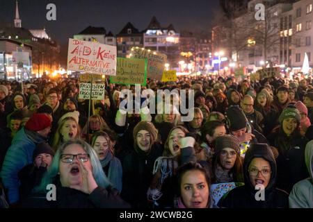 Selon la police de Cologne, jusqu’à 30 000 personnes se sont rassemblées sur le Heumarkt le 24/01/16 soir pour manifester contre l’AfD d’extrême droite. Banque D'Images