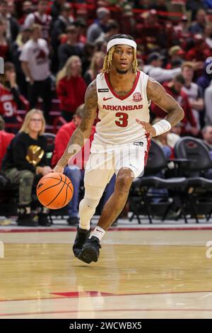 16 janvier 2024 : le garde du Razorback El Ellis #3 amène le ballon le long de la ligne de base. Arkansas bat le Texas A & M 78-77 à Fayetteville, AR. Richey Miller/CSM(image de crédit : © Richey Miller/Cal Sport Media) Banque D'Images