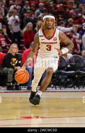 16 janvier 2024 : le garde du Razorback El Ellis #3 amène le ballon le long de la ligne de base. Arkansas bat le Texas A & M 78-77 à Fayetteville, AR. Richey Miller/CSM Banque D'Images