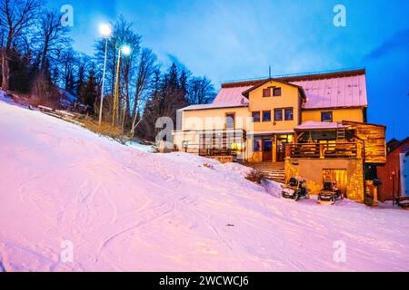 Un paysage hivernal pittoresque avec des pentes enneigées et l'extérieur d'un bel endroit Banque D'Images