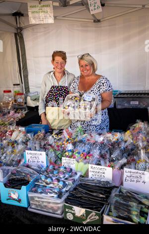 Royaume-Uni, Angleterre, Yorkshire, Pontefract, Liquorice Festival, Sweet Stall, Alison Moore et Cheryl Turner Banque D'Images