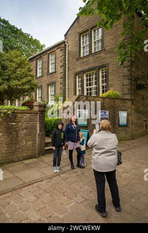 Royaume-Uni, Angleterre, Yorkshire, Worth Valley, Haworth, Church Street, visiteurs devant le musée Bronte Parsonage Banque D'Images
