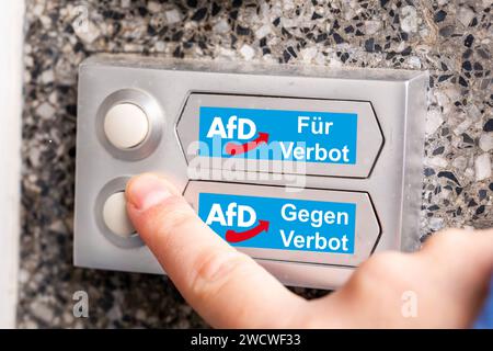 Debatte UM AfD-Verbot, ein Klingelschild zeigt zwei Optionen Symbolbild, composition *** débat sur AfD ban, un signe de sonnette montre deux options image symbole, composition Copyright : xx Banque D'Images