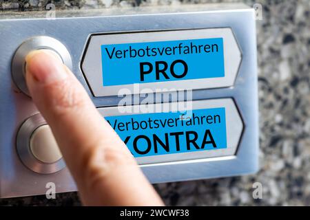 Debatte UM AfD-Verbot, ein Klingelschild zeigt zwei Optionen Symbolbild, composition *** débat sur AfD ban, un signe de sonnette montre deux options image symbole, composition Copyright : xx Banque D'Images