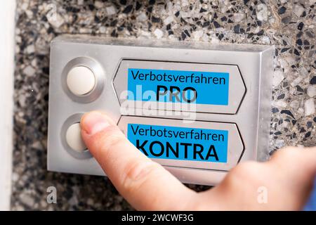 Debatte UM AfD-Verbot, ein Klingelschild zeigt zwei Optionen Symbolbild, composition *** débat sur AfD ban, un signe de sonnette montre deux options image symbole, composition Copyright : xx Banque D'Images