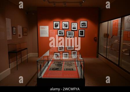 Une nouvelle exposition, inaugurée le 17 janvier 2024, sera la première fois que le Musée Freud explorera l’impact phénoménal de Sigmund Freud en Amérique latine. Alors que la psychanalyse freudienne est souvent considérée comme une pratique européenne – commencée chez lui à Vienne avant d’être adoptée à Berlin, Budapest, Londres et Paris – son impact en Amérique latine a sans doute été le plus dramatique. Au 21e siècle, l’Amérique latine abrite certains des centres psychanalytiques les plus importants au monde et Buenos Aires, la capitale de l’Argentine, compte le plus grand nombre de psychanalystes par habitant au monde. Banque D'Images