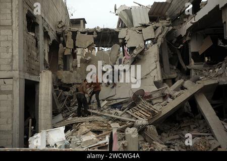 Rafah, Gaza. 16 janvier 2024. Des jeunes Palestiniens inspectent les dommages causés aux maisons par les frappes aériennes israéliennes à Rafah, dans le Sud de la bande de Gaza, le mercredi 17 janvier 2024. Au moins 27 Palestiniens ont été tués à Khan Younis et Rafah dans les 24 heures, alors que les attaques israéliennes ont rasé des dizaines de maisons résidentielles et endommagé les hôpitaux Nasser et Al-Amal, selon des sources médicales. Photo par Ismael Mohamad/UPI crédit : UPI/Alamy Live News Banque D'Images