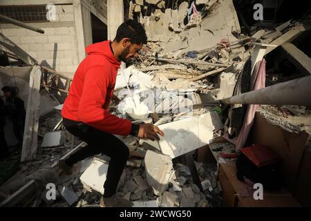 Rafah, Gaza. 16 janvier 2024. Les Palestiniens inspectent les dommages causés aux maisons par les frappes aériennes israéliennes à Rafah, dans le Sud de la bande de Gaza, le mercredi 17 janvier 2024. Au moins 27 Palestiniens ont été tués à Khan Younis et Rafah dans les 24 heures, alors que les attaques israéliennes ont rasé des dizaines de maisons résidentielles et endommagé les hôpitaux Nasser et Al-Amal, selon des sources médicales. Photo par Ismael Mohamad/UPI crédit : UPI/Alamy Live News Banque D'Images