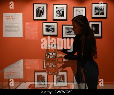 Une nouvelle exposition, inaugurée le 17 janvier 2024, sera la première fois que le Musée Freud explorera l’impact phénoménal de Sigmund Freud en Amérique latine. Alors que la psychanalyse freudienne est souvent considérée comme une pratique européenne – commencée chez lui à Vienne avant d’être adoptée à Berlin, Budapest, Londres et Paris – son impact en Amérique latine a sans doute été le plus dramatique. Au 21e siècle, l’Amérique latine abrite certains des centres psychanalytiques les plus importants au monde et Buenos Aires, la capitale de l’Argentine, compte le plus grand nombre de psychanalystes par habitant au monde. Banque D'Images