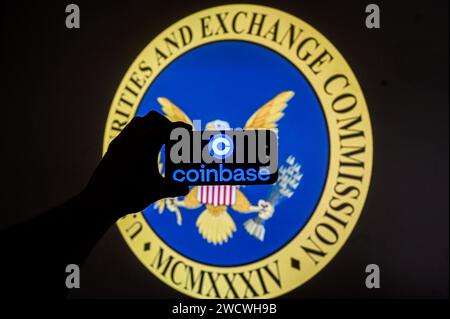Sur cette photo, un logo CoinBase est affiché sur un smartphone avec le logo de la Securities and Exchange Commission (SEC) des États-Unis en arrière-plan. (Photo Omar marques / SOPA Images/Sipa USA) *** strictement à des fins éditoriales *** Banque D'Images