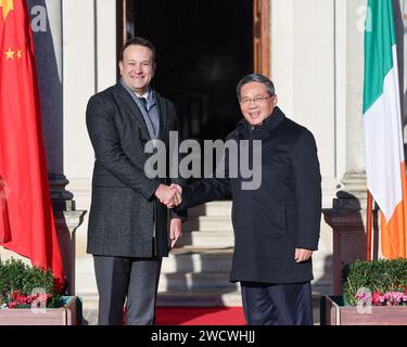 Dublin, Irlande. 17 janvier 2024. Le premier ministre chinois Li Qiang s'entretient avec le premier ministre irlandais Leo Varadkar à Farmleigh House, la maison d'hôtes officielle de l'État irlandais, à Dublin, en Irlande, le 17 janvier 2024. Crédit : Liu Bin/Xinhua/Alamy Live News Banque D'Images