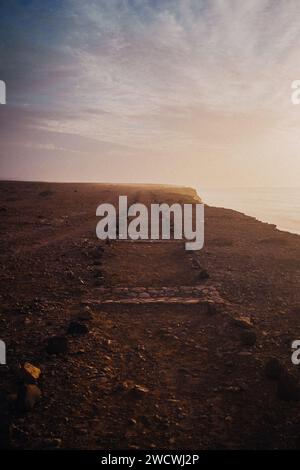Un sentier vide à côté d'une falaise sur Fuerteventura Banque D'Images