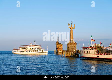 Allemagne, Bade Wurttemberg, Lac de Constance (Bodensee), Konstanz, le port et Imperia avec le roi Sigismund et le pape Martin V statue de Peter Lenk Banque D'Images