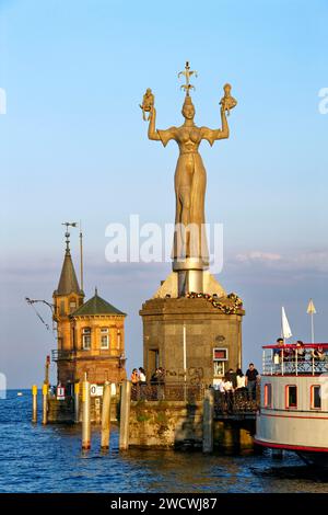 Allemagne, Bade Wurttemberg, Lac de Constance (Bodensee), Konstanz, le port et Imperia avec le roi Sigismund et le pape Martin V statue de Peter Lenk Banque D'Images