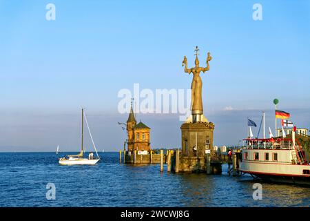 Allemagne, Bade Wurttemberg, Lac de Constance (Bodensee), Konstanz, le port et Imperia avec le roi Sigismund et le pape Martin V statue de Peter Lenk Banque D'Images