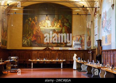 Italie, Toscane, campagne de Sienne, Crete Senesi, ville de Asciano, Chiusure, Abbaye bénédictine Monte Oliveto Maggiore (Abbazia di Monte Oliveto Maggiore), réfectoire, salle à manger, moine préparant les tables Banque D'Images