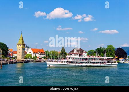 L'Allemagne, la Bavière, le lac de Constance (Bodensee), Lindau, port, vieux phare (Mangturm ou Mangenturm), Lion bavarois, nouveau phare Banque D'Images