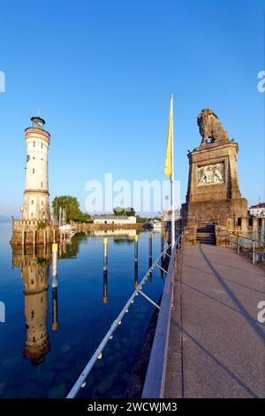 L'Allemagne, la Bavière, le lac de Constance (Bodensee), Lindau, à l'entrante du port, Lion bavarois et nouveau phare Banque D'Images