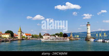 L'Allemagne, la Bavière, le lac de Constance (Bodensee), Lindau, port, vieux phare (Mangturm ou Mangenturm), Lion bavarois, nouveau phare Banque D'Images