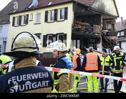 Stuttgart, Allemagne. 17 janvier 2024. Des débris se trouvent devant un immeuble résidentiel à Stuttgart-Vaihingen après une explosion. Au départ, on ne savait pas comment l'explosion s'était produite. Le montant des dommages n'a pas pu être quantifié non plus. Crédit : Bernd Weißbrod/dpa/Alamy Live News Banque D'Images