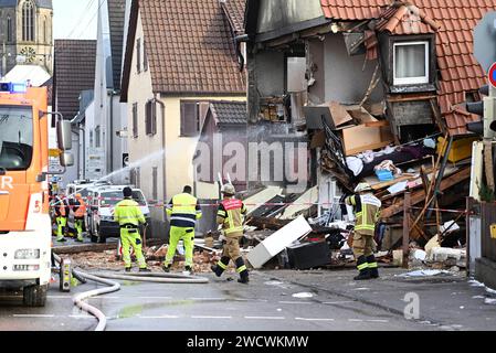 Stuttgart, Allemagne. 17 janvier 2024. Des débris se trouvent devant un immeuble résidentiel à Stuttgart-Vaihingen après une explosion. Au départ, on ne savait pas comment l'explosion s'était produite. Le montant des dommages n'a pas pu être quantifié non plus. Crédit : Bernd Weißbrod/dpa/Alamy Live News Banque D'Images