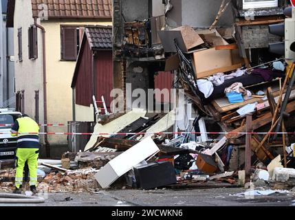 Stuttgart, Allemagne. 17 janvier 2024. Des débris se trouvent devant un immeuble résidentiel à Stuttgart-Vaihingen après une explosion. Au départ, on ne savait pas comment l'explosion s'était produite. Le montant des dommages n'a pas pu être quantifié non plus. Crédit : Bernd Weißbrod/dpa/Alamy Live News Banque D'Images