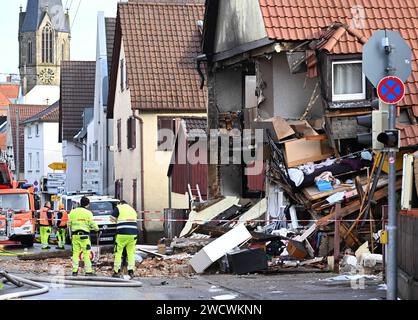 Stuttgart, Allemagne. 17 janvier 2024. Des débris se trouvent devant un immeuble résidentiel à Stuttgart-Vaihingen après une explosion. Au départ, on ne savait pas comment l'explosion s'était produite. Le montant des dommages n'a pas pu être quantifié non plus. Crédit : Bernd Weißbrod/dpa/Alamy Live News Banque D'Images