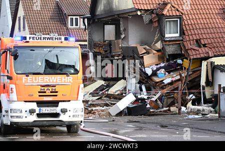 Stuttgart, Allemagne. 17 janvier 2024. Des débris se trouvent devant un immeuble résidentiel à Stuttgart-Vaihingen après une explosion. Au départ, on ne savait pas comment l'explosion s'était produite. Le montant des dommages n'a pas pu être quantifié non plus. Crédit : Bernd Weißbrod/dpa/Alamy Live News Banque D'Images