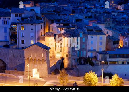 France, Alpes de haute Provence ; village d'Entrevaux, labellisé les plus Beaux villages de France (les plus beaux villages de France), la cité médiévale, fortifiée par Vauban dans un coude du Var, l'entrée de la cité médiévale, le pont et la porte royale Banque D'Images