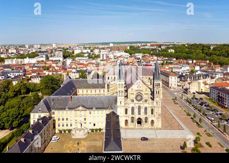 France, Marne, Reims, Basilique et musée St Remi, classés au patrimoine mondial de l'UNESCO (vue aérienne) Banque D'Images